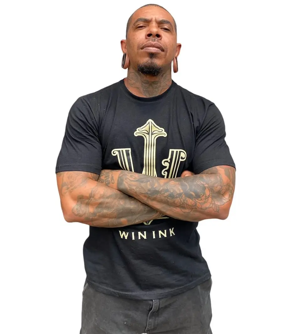 Julio Cesar é um artista talentoso e apaixonado pela arte de tatuar. Com anos de experiência, ele se especializa em transformar histórias em obras de arte únicas na pele de seus clientes. Seu estilo é versátil, passando desde traços delicados e minimalistas até tatuagens realistas e detalhadas. Para ele, cada tattoo é um capítulo importante na jornada de quem escolhe eternizar um momento ou uma lembrança. No Winks™, Julio Cesar busca sempre ouvir e entender a essência de cada pessoa, traduzindo suas emoções e histórias em arte que se torna parte de quem elas são.